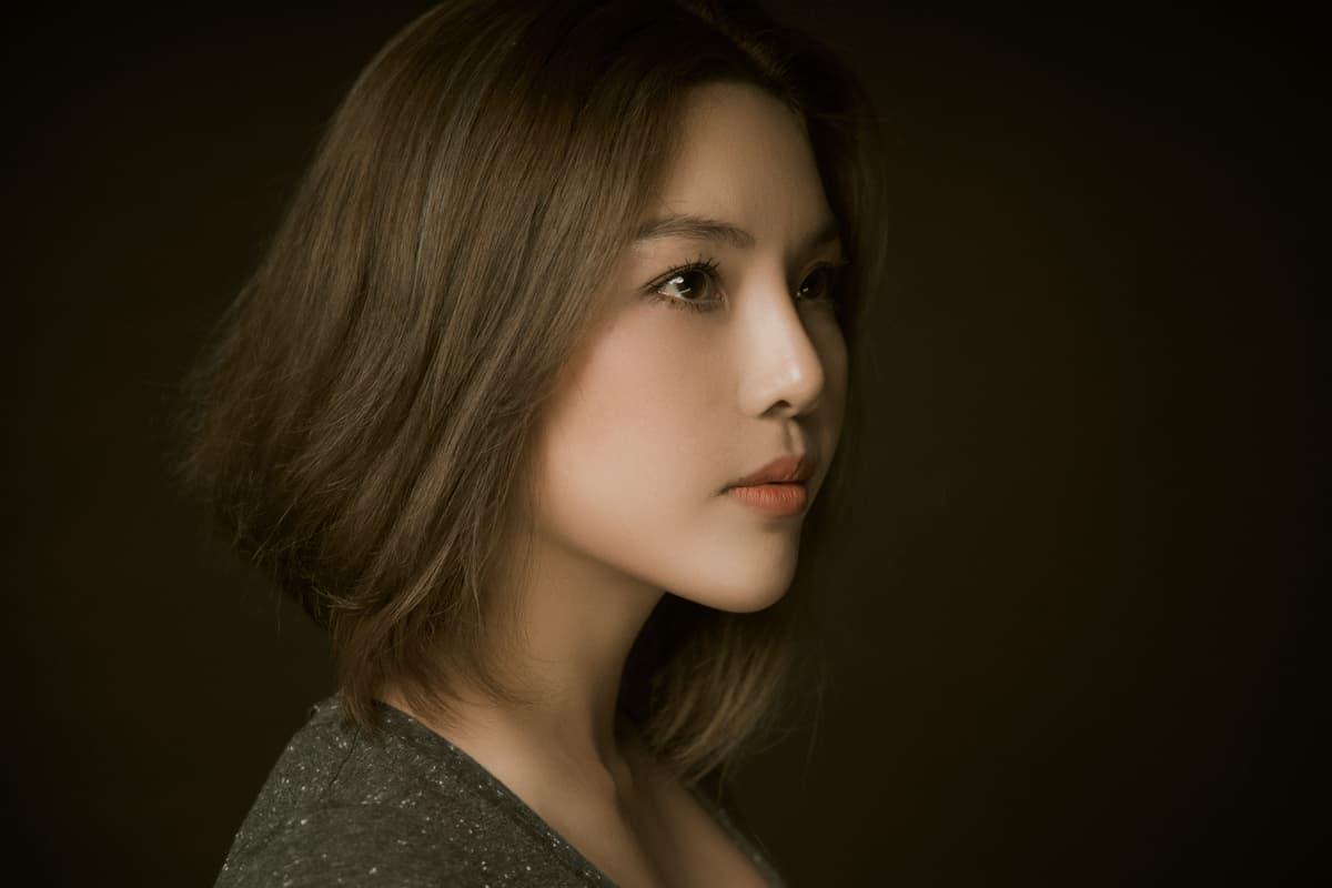 Professional haircutting process with scissors and comb